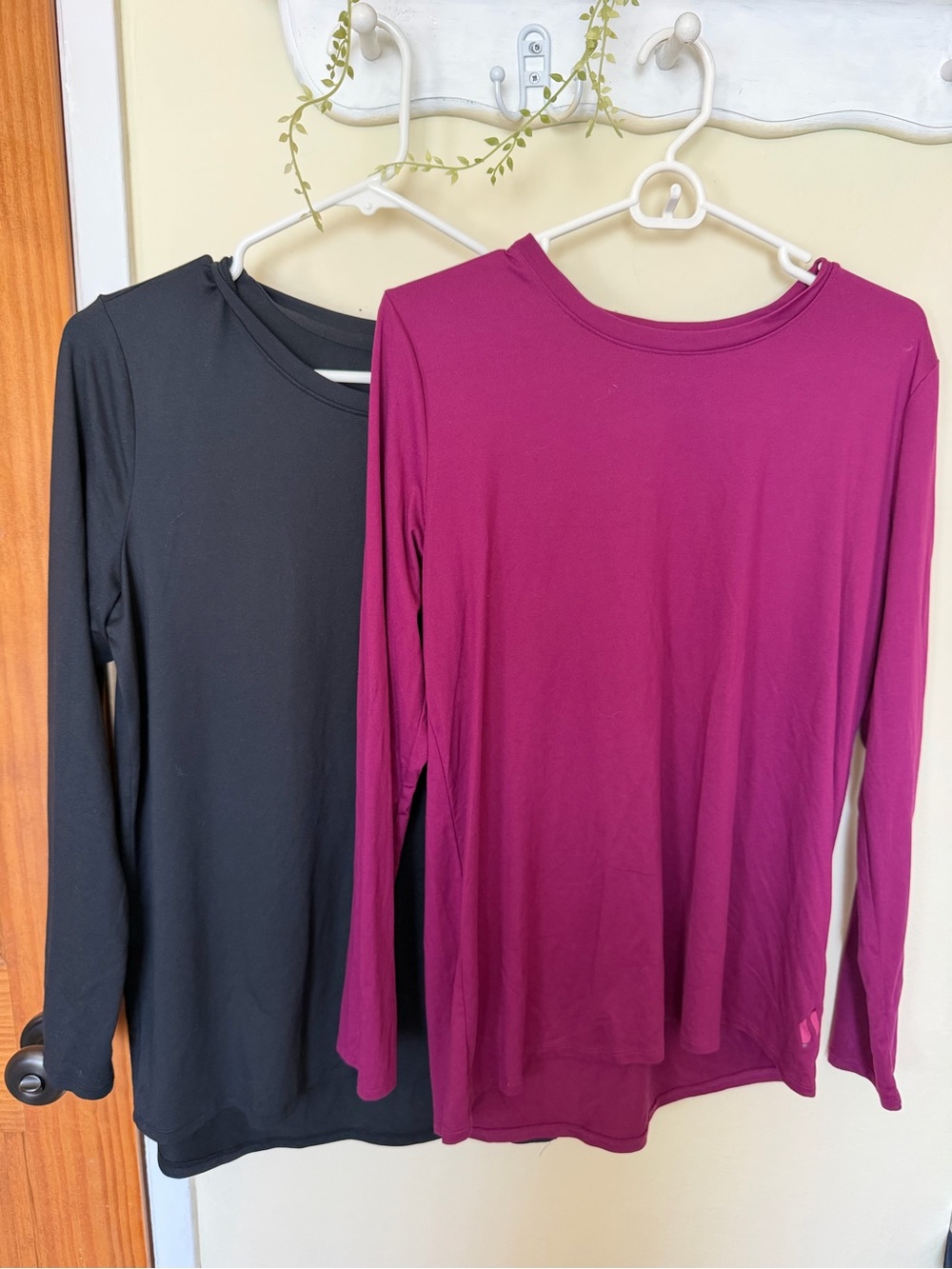 Skechers women’s Long Sleeve Crewneck Top - Black and Magenta - Picture 2 of 8